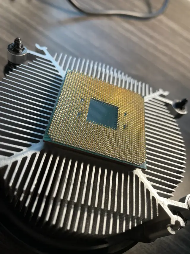 Ryzen 5 3600 yanked out of the AM4 socket while still bonded to the heatsink
